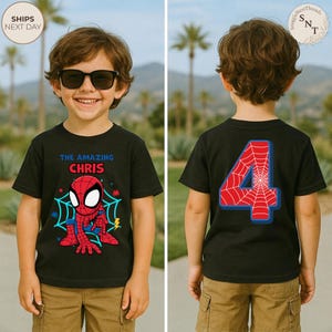 Puede incluir: Camiseta negra con un dise&ntilde;o de Spider-Man y el texto "THE AMAZING CHRIS" en la parte delantera. La parte trasera de la camiseta muestra un gran n&uacute;mero 4 con un dise&ntilde;o de telara&ntilde;a roja. El ni&ntilde;o lleva gafas de sol y pantalones cortos color caqui.