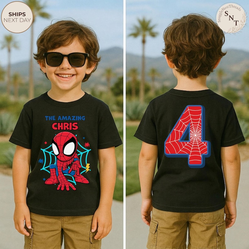 Puede incluir: Camiseta negra con un dise&ntilde;o de Spider-Man y el texto "THE AMAZING CHRIS" en la parte delantera. La parte trasera de la camiseta muestra un gran n&uacute;mero 4 con un dise&ntilde;o de telara&ntilde;a roja. El ni&ntilde;o lleva gafas de sol y pantalones cortos color caqui.