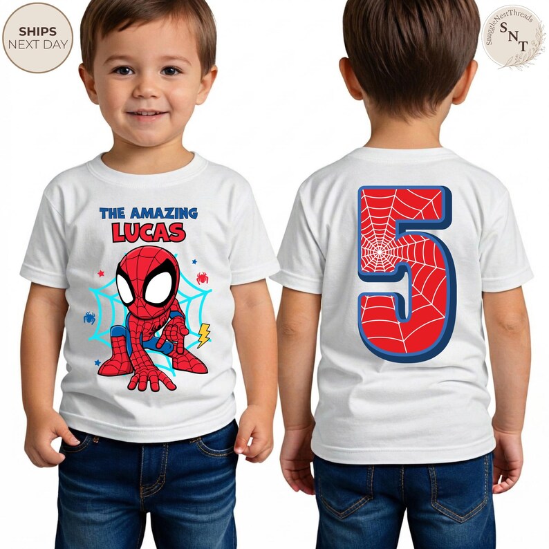 Puede incluir: Camiseta blanca con un dise&ntilde;o de Spider-Man y el texto "THE AMAZING LUCAS". La parte trasera de la camiseta muestra un gran n&uacute;mero 5 rojo con un dise&ntilde;o de telara&ntilde;a. El dise&ntilde;o de Spider-Man incluye un traje rojo y azul y una telara&ntilde;a.