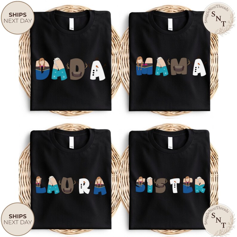 K&ouml;nnte beinhalten: Vier schwarze T-Shirts mit wei&szlig;em Text und Charakterdesigns, die "DADA", "MAMA", "LAURA" und "SISTER" buchstabieren. Die Shirts werden auf einem gewebten Hintergrund pr&auml;sentiert. Der Text "SHIPS NEXT DAY" ist sichtbar.