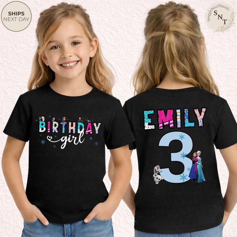 K&ouml;nnte beinhalten: Schwarzes T-Shirt mit dem Text "BIRTHDAY girl" in bunten Buchstaben und Schneeflocken. Auf der R&uuml;ckseite des Shirts stehen der Name "EMILY" und die Zahl "3" mit Bildern von Figuren aus dem Film Frozen. Ein lustiges Geburtstags-Shirt f&uuml;r ein junges Kind.