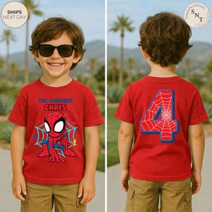 Puede incluir: Camiseta roja con un dise&ntilde;o de Spider-Man y el texto "THE AMAZING CHRIS" en la parte delantera. La parte trasera de la camiseta muestra el n&uacute;mero 4 con un dise&ntilde;o de telara&ntilde;a. El ni&ntilde;o lleva pantalones cortos color caqui y gafas de sol.