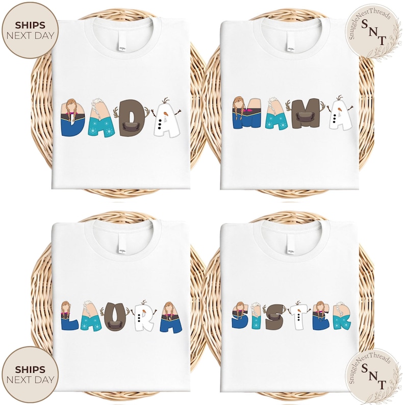 K&ouml;nnte beinhalten: Vier wei&szlig;e T-Shirts mit individuellen Textdesigns. Die Shirts zeigen die W&ouml;rter "DADDY", "MAMA", "LAURA" und "SISTER" in einer verspielten Schriftart mit Charakterillustrationen. Die Shirts werden auf einem gewebten Hintergrund pr&auml;sentiert.