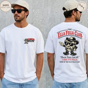Puede incluir: Camiseta blanca con un dibujo de un vaso de whisky de dibujos animados con sombrero de vaquero y gafas de sol, con el texto "The Ella Fella Club". La camiseta tambi&eacute;n tiene un peque&ntilde;o logotipo en la parte delantera y la frase "Choosin' Texas, I can tell."