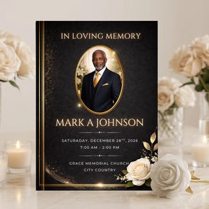 Op de afbeelding: Een herdenkingskaart met de tekst "IN LOVING MEMORY" en "MARK A JOHNSON". De kaart bevat een portret in een ovale lijst, gouden accenten en bloemmotieven. De datum en tijd van de herdenking zijn ook opgenomen.