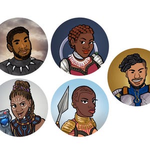 Peut inclure: Cinq portraits illustrés de personnages noirs de l'univers cinématographique Marvel. Les personnages sont Black Panther, Okoye, Nakia, Shuri et M'Baku. Chaque personnage est représenté dans un cadre circulaire sur un fond de couleur différente.
