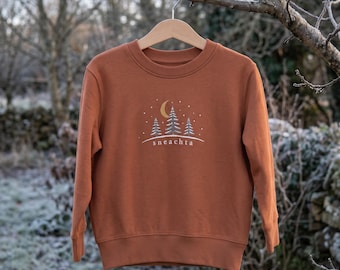 Felpa per bambini in lingua irlandese / Sneachta (neve) / Pini invernali e luna / Gaelia in cotone organico cannella / Irlanda