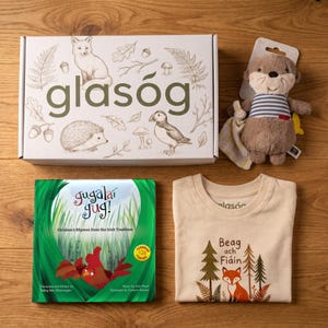 Irish Language Baby presentförpackning | Beag ach Fiáin (liten men vild) | Ekologisk T-shirt, Irish Sound Book & Otter Toy | Irland