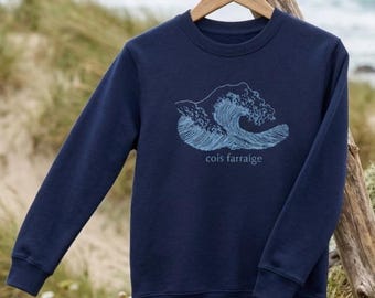 Gaeilge kindersweater | Cois Farraige (aan zee) | Marineblauw biologisch katoen, Ierse taal