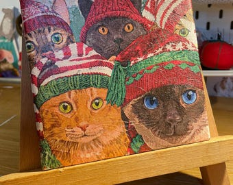 Azulejo decorativo de decoupage con gatos en sombreros