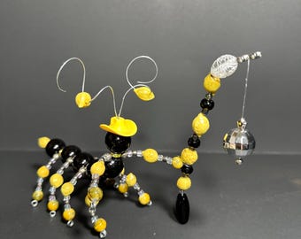 レモンの皮ビーズで作られた毛虫の彫刻