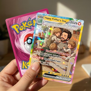 Può includere: Due carte Pokémon sono tenute in mano. La carta anteriore è una carta personalizzata "Happy Father's Day" con un'illustrazione di un padre e tre bambini. La carta posteriore è rosa con un logo Pokémon e una Poké Ball.