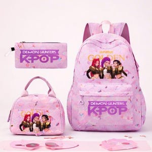 Może przedstawiać: Zestaw trzech ceramicznych kubków z nakrapianym, matowym wykończeniem. Kubki są w odcieniach kremowym, jasnoszarym i ciemnoszarym. Każdy kubek ma prosty, minimalistyczny design, idealny do kawy lub herbaty.