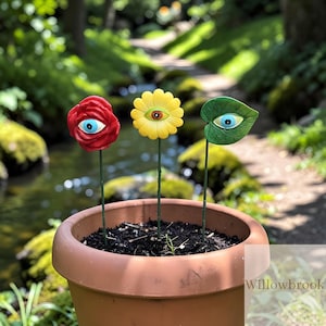 Könnte beinhalten: Ein Set aus drei Keramikbechern mit gesprenkelter, matter Oberfläche. Die Becher sind in Creme-, Hellgrau- und Dunkelgrautönen gehalten. Jeder Becher hat ein schlichtes, minimalistisches Design.