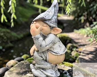 Lustige Gartenzwergfigur, freche, freche Gnomstatue, hockende Gartendekoration, unhöfliche Rasenverzierung, humorvolles Geschenk im Freien