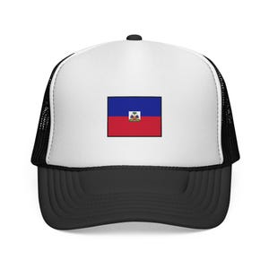 Puede incluir: Gorra de camionero con panel frontal blanco y visera y parte trasera de malla negras. La parte delantera presenta un parche rectangular con la bandera haitiana: rayas horizontales azules y rojas con un escudo de armas en el centro.