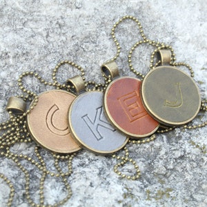 Collar con monograma: colgante de cuero con inicial personalizada (cadena de bolas de latón)