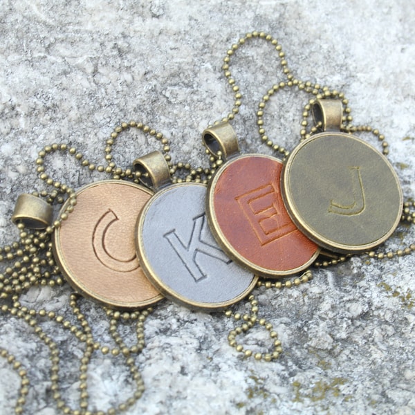 Collar con monograma: colgante de cuero con inicial personalizada (cadena de bolas de latón)