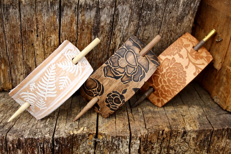 Puede incluir: Tres pinzas para el pelo de madera con diferentes dise&ntilde;os florales. Las pinces est&aacute;n hechas de madera y tienen un acabado natural. Cada pinza tiene una clavija de madera que se utiliza para sujetar el cabello.