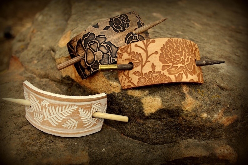 Puede incluir: Tres pinzas para el pelo de madera con dise&ntilde;os florales. Las pinces est&aacute;n hechas de madera y tienen un acabado natural. Los dise&ntilde;os est&aacute;n tallados en la madera y son muy detallados. Las pinces son perfectas para sujetar el pelo en su lugar y a&ntilde;adir un toque de estilo a cualquier atuendo.