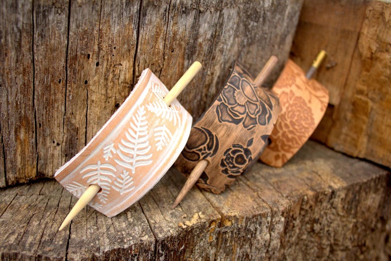 Puede incluir: Tres palos de pelo de madera con dise&ntilde;os decorativos. Los palos est&aacute;n hechos de madera y tienen un acabado natural. Los dise&ntilde;os est&aacute;n tallados en la madera y son intrincados y detallados. Los palos son una excelente manera de agregar un toque de estilo a cualquier peinado.