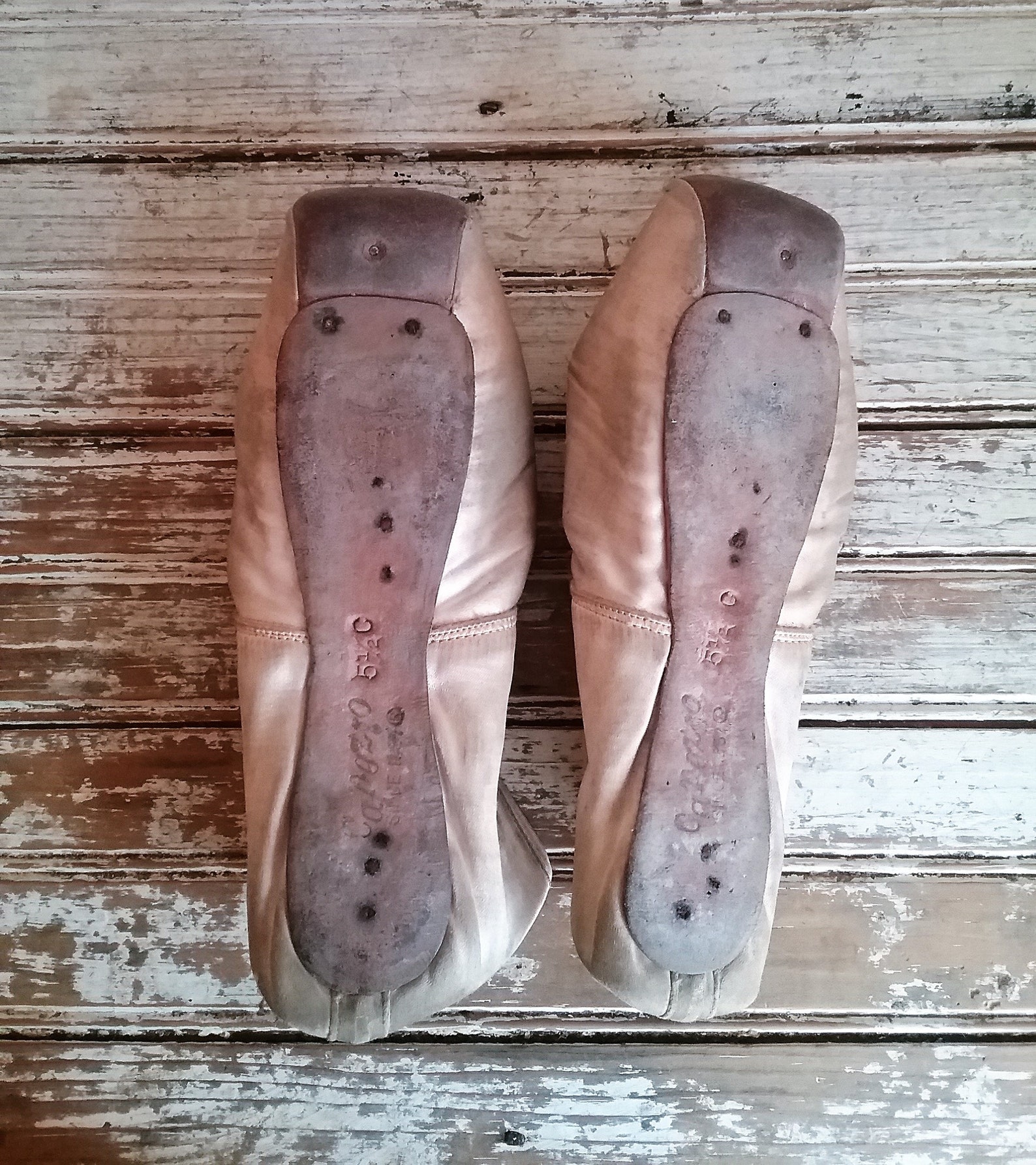 vintage ballet shoes, ballet slippers, pink vintage pointe shoes, vintage capezio ballet slippers shabby pink ballet slippers ho