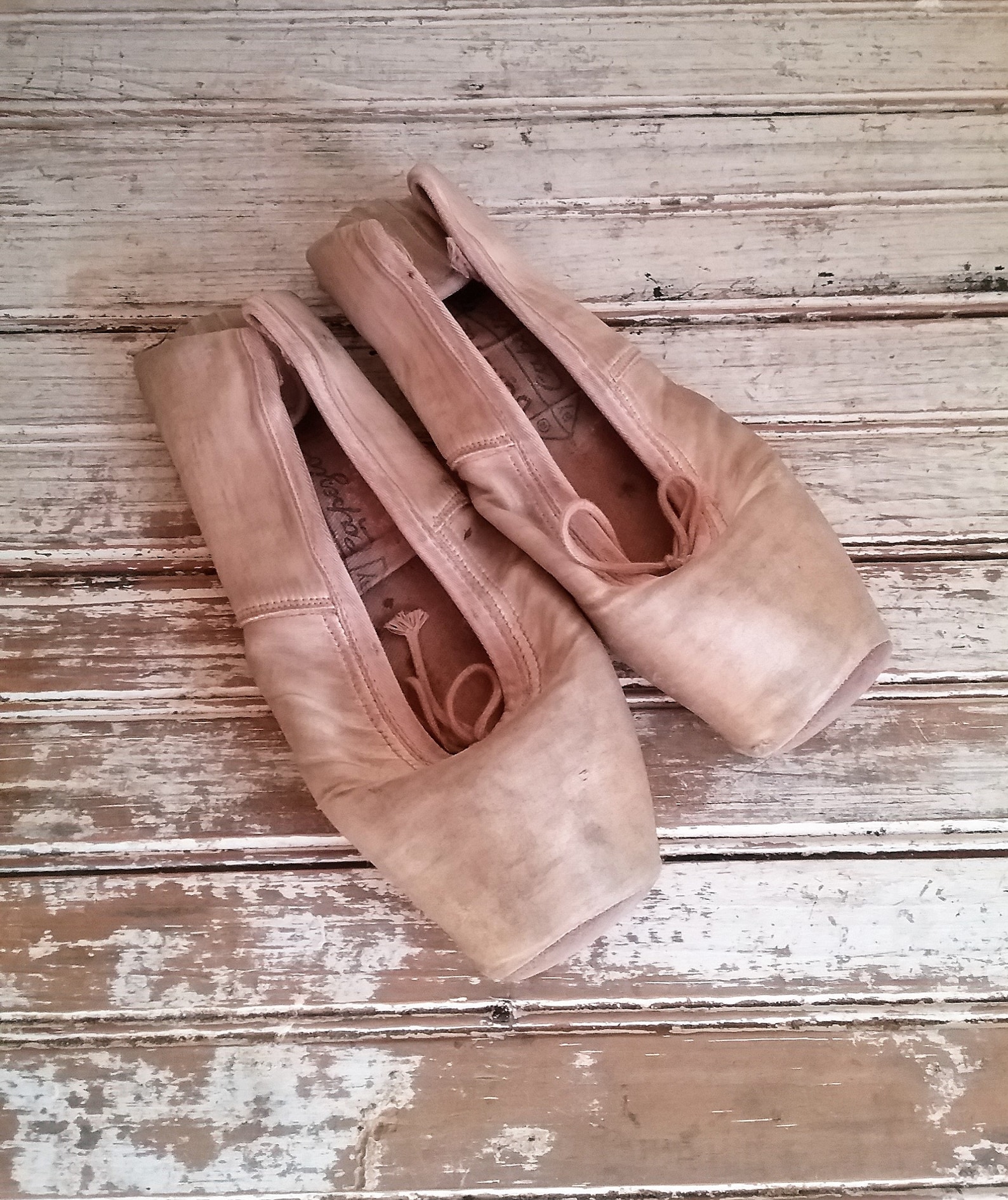 vintage ballet shoes, ballet slippers, pink vintage pointe shoes, vintage capezio ballet slippers shabby pink ballet slippers ho