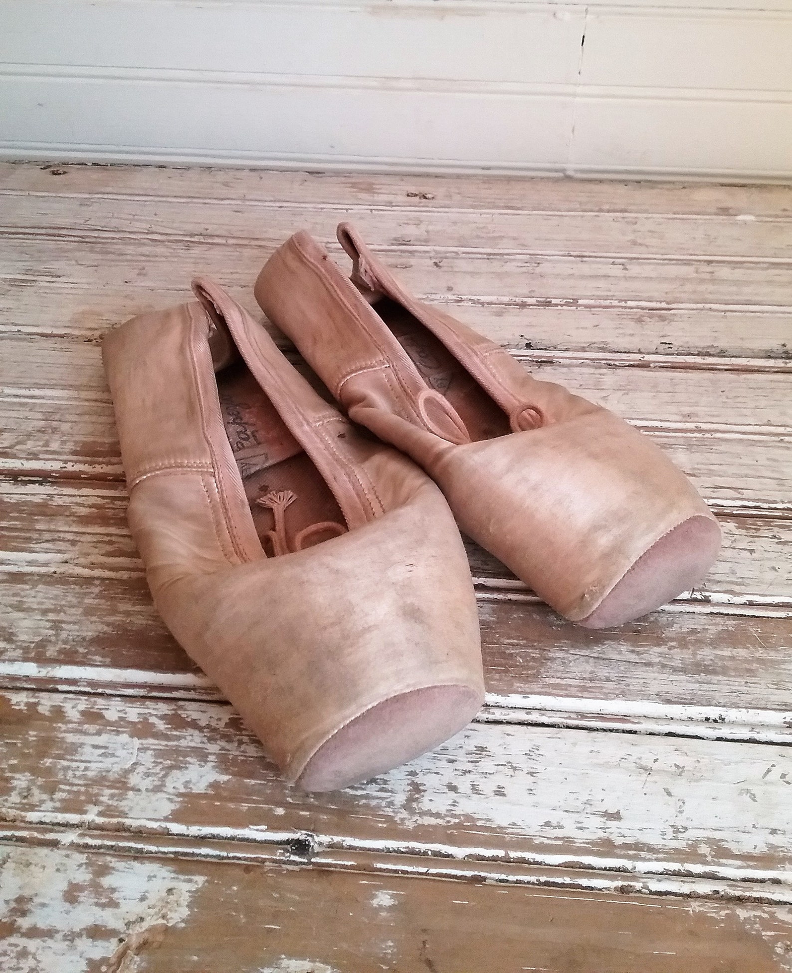 vintage ballet shoes, ballet slippers, pink vintage pointe shoes, vintage capezio ballet slippers shabby pink ballet slippers ho