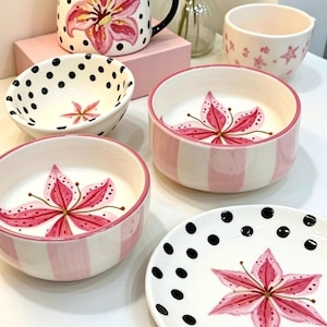 Vajilla de cerámica pintada a mano con diseño de lirios y lunares: colección de cuencos, platos y tazas.