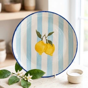 Plato de cerámica pintado a mano con diseño de limón – Decoración de mesa mediterránea de verano con rayas azules y blancas