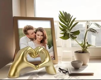 Golden Heart Hands Statue – Modern Decoration – Romantic Couple Gift – Minimalist Sculpture