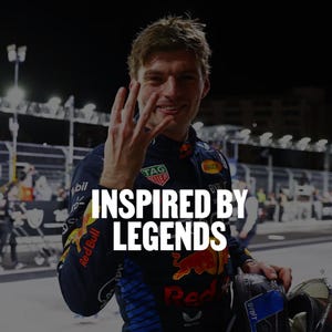K&ouml;nnte beinhalten: Eine dunkelblaue Rennjacke mit roten und gelben Red Bull-Logos, einem TAG Heuer-Logo und dem Text INSPIRED BY LEGENDS. Die Jacke hat blaue Seiteneins&auml;tze, einen hohen Kragen und wei&szlig;e Sponsorenlogos auf den &Auml;rmeln und im Brustbereich.