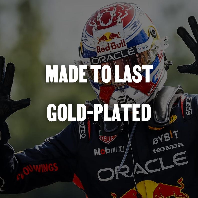 K&ouml;nnte beinhalten: Ein Rennfahrer tr&auml;gt einen mehrfarbigen Helm mit Red Bull- und Oracle-Branding und einen schwarzen Rennanzug mit verschiedenen Sponsorenlogos wie Bybit, Honda und Mobil 1. Der Text MADE TO LAST GOLD-PLATED ist &uuml;ber das Bild gelegt.