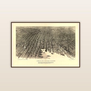 Puede incluir: Una impresión enmarcada, en tonos sepia, de una vista de pájaro de Baltimore. La impresión muestra una ilustración detallada de los edificios, las calles y el puerto de la ciudad. El título "A Bird's-Eye View of the Heart of Baltimore" está impreso en la parte inferior.