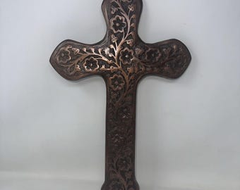 Grande cruz de parede com motivos florais e trepadeiras, 40 cm (16"), em metal fundido ornamentado com acabamento em pátina bronze.