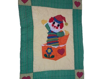 Edredom infantil vintage de 1979 com estampa de ganso xadrez e caixa surpresa, feito à mão, para decoração de quarto de bebê.