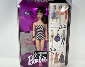 Boneca Barbie morena vintage de 1959, edição de 35º aniversário, com reprodução da embalagem (Mattel, 1993).