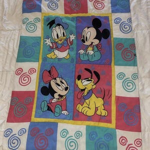 Könnte beinhalten: Eine weiße Keramik-Tasse mit schwarzem Henkel und dem Text "But First, Coffee" in schwarzer, fetter Schrift. Die Tasse steht auf einer weißen Oberfläche.