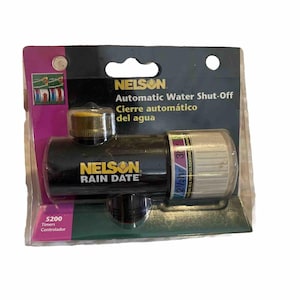 Puede incluir: Un temporizador de cierre automático de agua negro Nelson Rain Date. El temporizador tiene un dial plateado y blanco con ajustes de tiempo. El embalaje incluye el texto "Automatic Water Shut-Off" y "Cierre automático del agua".