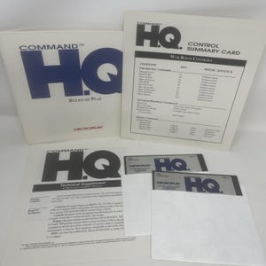 Puede incluir: Un juego de ordenador vintage, con el título del juego "COMMAND HQ" en azul y blanco. El conjunto incluye un libro de reglas, un suplemento técnico, una tarjeta de resumen de control y disquetes. El juego es de Microplay.