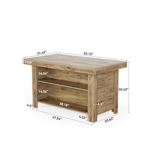 Puede incluir: Una mesa de centro de madera marr&oacute;n claro con dos estantes. La mesa mide 140 cm de largo, 90 cm de alto y 80 cm de ancho. Los estantes miden 37 cm de alto. La mesa tiene un acabado r&uacute;stico de vetas de madera natural.