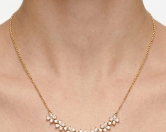 Collar de flores en tono dorado con circonitas: elegante gargantilla con un brillante efecto diamante.
