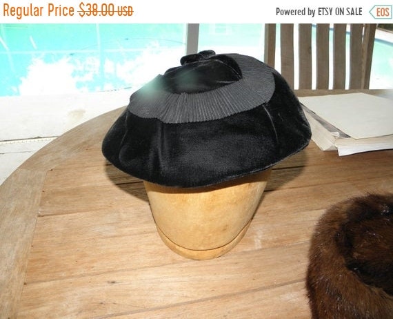 10%OFF C.1940s Jet Black Velvet Pancake Hat by Clo