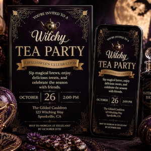 Pode incluir: Um cartão de convite retangular e uma tela de smartphone exibindo um design de festa de chá de bruxa para o Halloween. O texto em roxo escuro e dourado inclui a data 26 de outubro às 14h, o local The Gilded Cauldron e detalhes de RSVP.