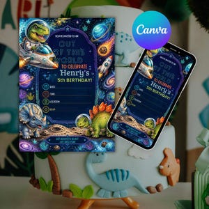 Pode incluir: Um convite de aniversário retangular com tema espacial, dinossauros com capacetes de astronauta, planetas e estrelas. O texto diz: You're invited to an out of this world to celebrate Henry's 5th birthday, com linhas em branco para detalhes.