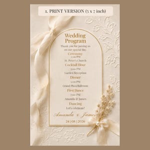 Pode incluir: Um cartão de programa de casamento de 12,7 x 17,8 cm com borda dourada arqueada, em papel creme com padrões florais em relevo. O texto detalha a cerimônia de Amanda e James em 24 | 08 | 2026, decorado com uma fita creme e um ramo floral.