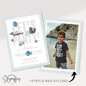 Pu&ograve; includere: Invito a una festa di compleanno blu e bianco con il testo "Let's Party!" e un cartone animato di una foca, un pesce e un delfino. L'invito include la data, l'ora e il luogo della festa. Il retro dell'invito presenta una foto di un bambino piccolo su una spiaggia.