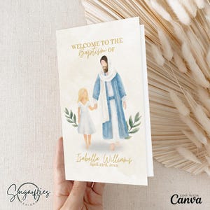 Peut inclure: Carte d'invitation de baptême avec une illustration à l'aquarelle d'une figure en robe bleue tenant la main d'une jeune fille en robe blanche. Le texte dit : "Bienvenue au baptême d'Isabella Williams, le 23 avril 20xx."