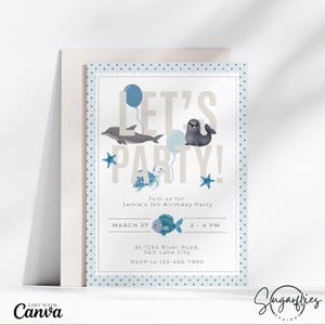 Pu&ograve; includere: Un invito a una festa di compleanno blu e bianco con uno sfondo a pois blu chiaro. L'invito dice "Let's Party!" con una tartaruga marina, un delfino, una foca e palloncini. L'invito include la data, l'ora e il luogo della festa.