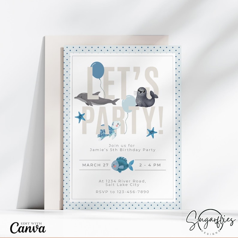 Pu&ograve; includere: Un invito a una festa di compleanno blu e bianco con uno sfondo a pois blu chiaro. L'invito dice "Let's Party!" con una tartaruga marina, un delfino, una foca e palloncini. L'invito include la data, l'ora e il luogo della festa.